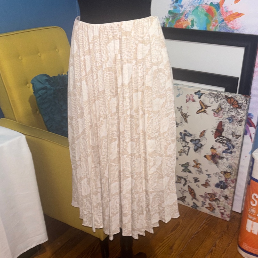 Worthington Cream Textured Midi Skirt size pxs but can fit up to a medium